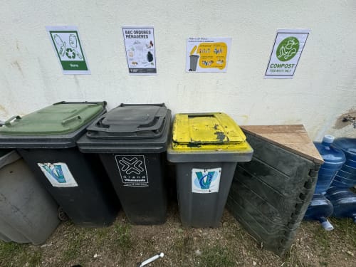 Bacs de recyclage et compost à la Villa des Palmiers, gîte à Villeneuve-sur-Lot, France
