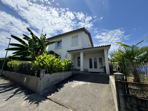 Villa des Palmiers, gîte à Villeneuve-sur-Lot avec palmiers et vue sur le jardin