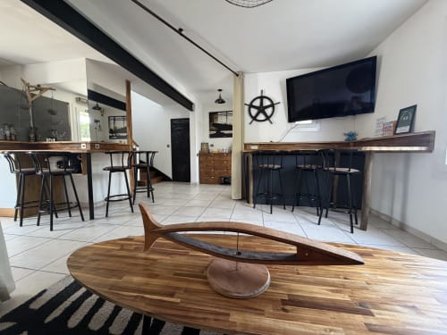 Espace commun de la Villa des Palmiers avec bar en bois, décor nautique et équipements modernes à Villeneuve-sur-Lot