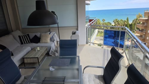 Moderno apartamento frente al mar con vistas al mar, salón amueblado y terraza exterior con vistas al Mediterráneo