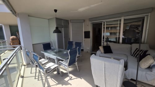 Apartamento frente al mar en Benicàssim con comedor, escritorio, sofá y terraza con vistas al mar