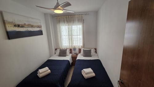 Habitación doble con vista al mar en el apartamento beachfront El Toro Mondrian de Benicàssim, con dos camas individuales y ventilador de techo
