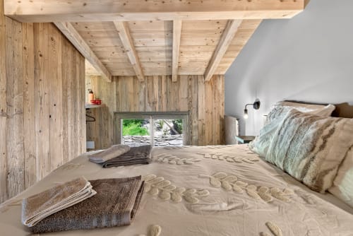 Chambre cosy en bois à L'Alp'In B&B à La Plagne avec poutres apparentes, vue sur jardin et literie neutre