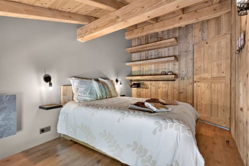 Chambre cosy du chalet L'Alp'In à La Plagne avec poutres apparentes, literie blanche et mobilier en pin