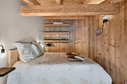 Chambre chaleureuse en bois à L'Alp'In B&B à La Plagne Tarentaise, mobilier rustique en sapin et rangements intégrés