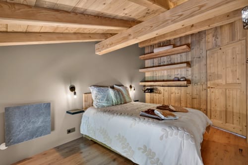 Chambre douillette au L'Alp'In B&B La Plagne avec poutres bois, literie blanche et meubles rustiques