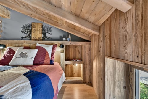 Chambre douillette avec panneaux de bois à L'Alp'In B&B à La Plagne, vue montagne, literie colorée et poutres rustiques