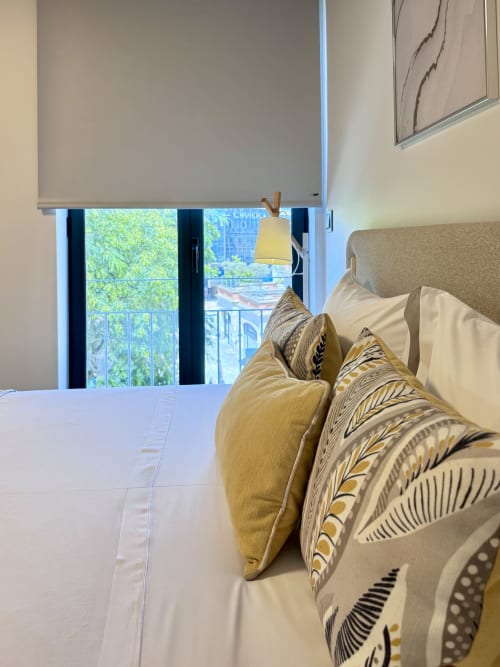 Chambre moderne à l'hôtel RIA CENTRUM, Aveiro, avec balcon vue sur la ville, literie élégante et mobilier contemporain