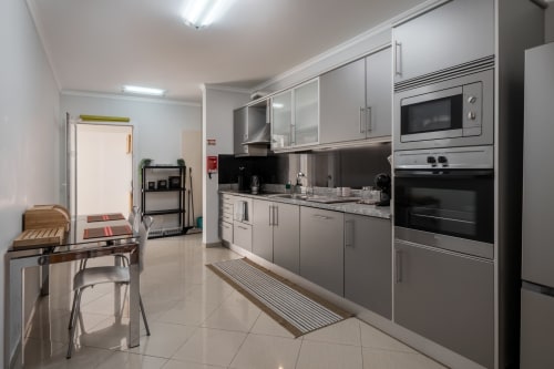 Cozinha moderna no apartamento Blue Horizon em Rent-A-Key, Caniço com eletrodomésticos em aço inoxidável