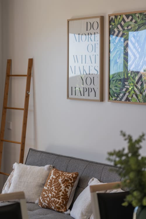 Moderna sala de estar no apartamento Blue Horizon em Caniço com arte inspiradora nas paredes e assentos aconchegantes