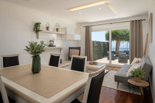 Apartamento moderno em Caniço com vista para o mar, sala de jantar, área de estar e acesso à varanda - Rent-A-Key