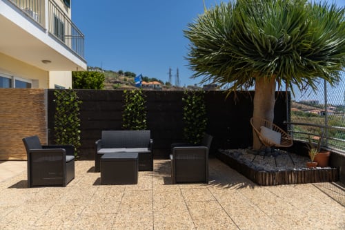 Terraço na cobertura do Blue Horizon em Caniço com mobiliário de pátio, palmeira e vista para o mar