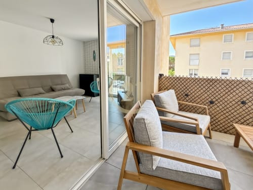 Élégant T2 à Calvi avec terrasse moderne, vue sur la ville et mobilier contemporain