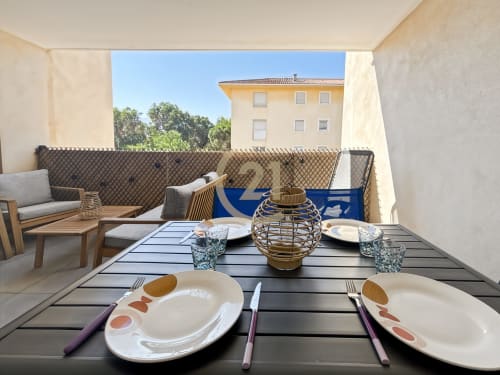 Terrasse élégante avec coin repas dominant Calvi, appartement Century 21 avec vue sur la ville