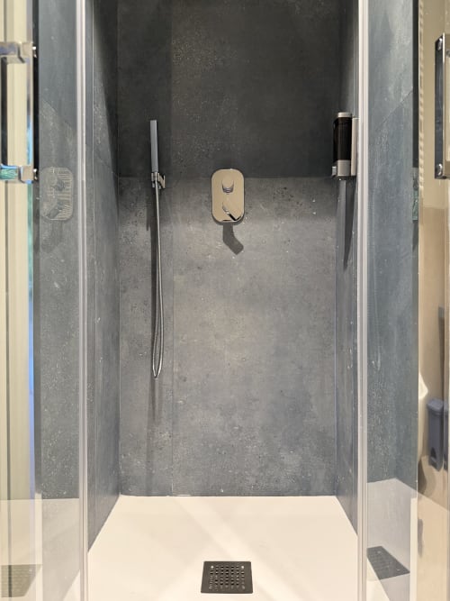 Moderna cabina doccia con pareti in piastrelle scure e base bianca nell'appartamento Blu Cobalto, Marina di Massa