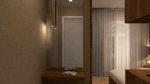Quarto moderno no Feel Sintra em Sintra com móveis de madeira, área de trabalho e vista da cidade pela janela com cortinas