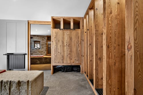 Chambre du chalet alpin L'Alp'In avec casiers en bois, murs en pierre et équipements modernes à La Plagne Tarentaise
