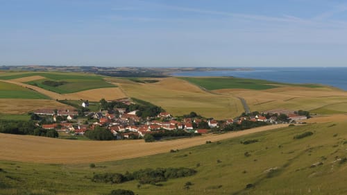 Vue aérienne du village de Sangatte niché dans les champs verdoyants, falaises côtières et mer au-delà, gîte Ô de Mer