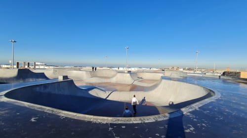 Skate park moderne sur le toit de la pension Ô de Mer à Sangatte avec rampes courbes et ciel dégagé
