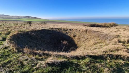Falaises côtières et terres agricoles verdoyantes près du gîte Ô de Mer, Sangatte, France avec horizon marin bleu