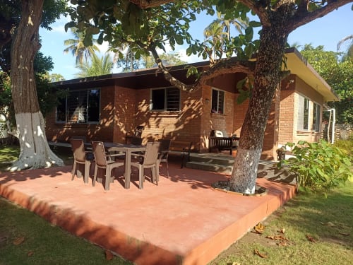 Villa Casa Flais en La Morada con fachada de ladrillo, terraza, árboles frondosos y vistas al jardín en Monte Gordo