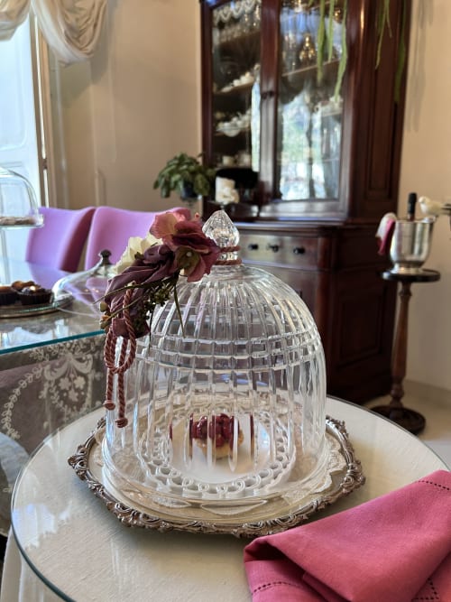 Elegante tavolo al Relais Palazzo Cacace con campana di cristallo, fiori bordeaux e tessuti rosa a Meta di Sorrento