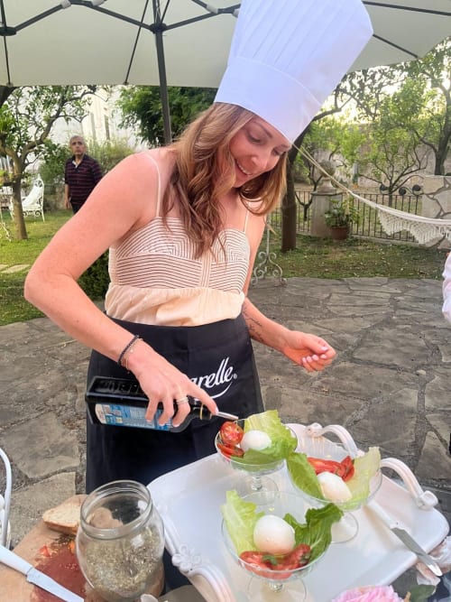 Chef prepara una fresca insalata caprese presso il Relais Palazzo Cacace, Meta di Sorrento