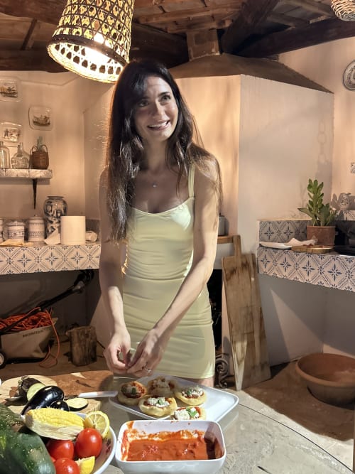 Donna sorridente al Relais Palazzo Cacace a Meta di Sorrento con antipasti freschi e ingredienti mediterranei