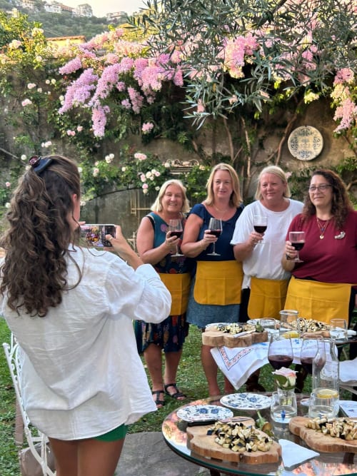 Degustazione di vini in gruppo nel giardino fiorito di Relais Palazzo Cacace a Meta di Sorrento con stuzzichini alla italiana e terrazza