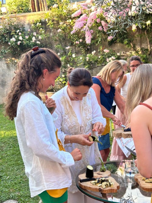 Ospiti che partecipano a una lezione di cucina nel giardino del Relais Palazzo Cacace, Meta di Sorrento