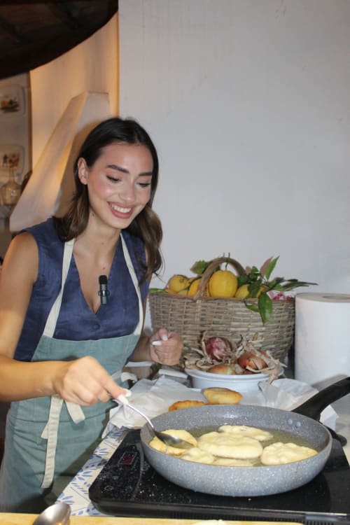 Donna che cucina la pasta al Relais Palazzo Cacace a Meta di Sorrento, Italia