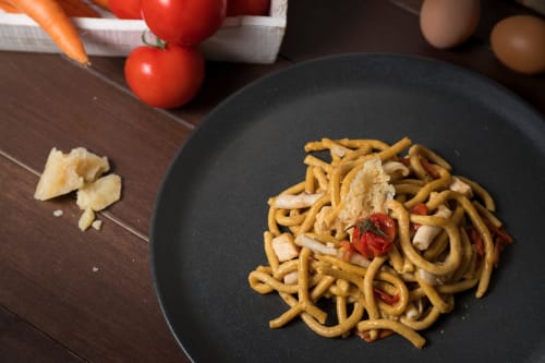 Piatto di noodles asiatici con verdure servito all'hotel Vahospitality, Francia