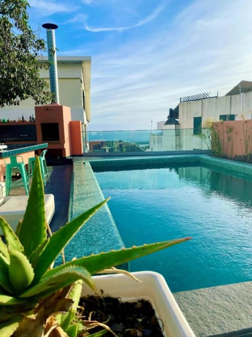 Piscina na cobertura de Villas Simone com águas turquesas, vista para o mar e arquitetura moderna em Portugal