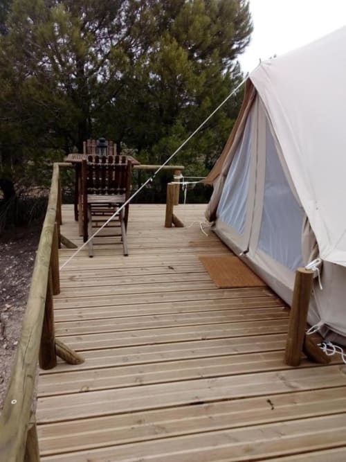 Plataforma de madeira com glamping na Monte da Tojeirinha, Montargil, com vista para o lago e área de estar ao ar livre