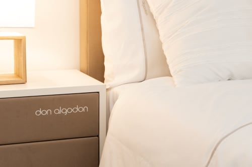 Ropa de cama de lujo en Ona Vacaciones, Gandía - cómodas almohadas blancas y cabecero marrón en apartamento moderno