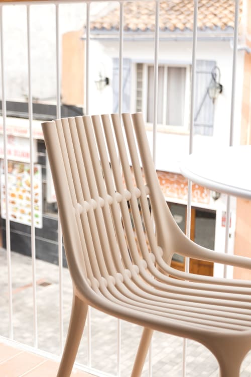 Silla moderna acanalada beige en apartamento Ona vacaciones Gandía con vistas a piscina y acceso a solárium