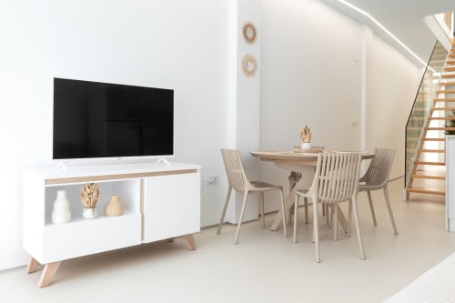 Moderna sala de estar dúplex en Gandía con televisor, mesa de comedor y escalera en Ona vacaciones