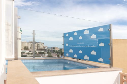 Piscina en azotea de Ona vacaciones en Gandía con biombo azul estampado, vistas a la ciudad y terraza solarium