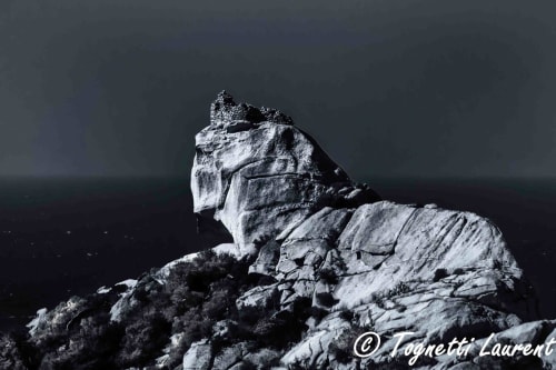 Côte rocheuse aux formations minérales spectaculaires surplombant la mer près de Propriano, Corse