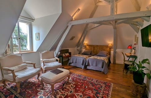 Ruim zolderkamers in Le Clos Sainte-Marie B&B met hemelbed, zithoek, houten balken en tuinuitzicht in Mesland