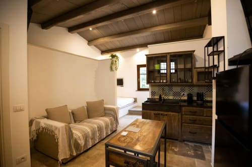 Monolocale a Le Mura Rooms di Norcia con divano, angolo cottura e zona letto