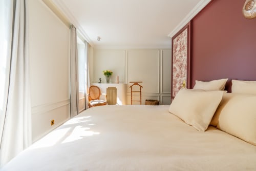 Chambre élégante du Domaine by A&G à Vendrest avec literie crème, tête de lit bordeaux et décor français classique
