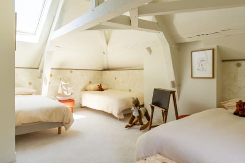 Chambre d'enfants lumineuse du gîte Le Domaine à Vendrest, avec lit à baldaquin, jouets et puits de lumière