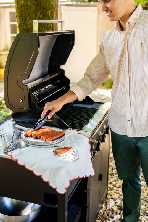 Homme cuisinant des saucisses au barbecue au domaine by A&G en Vendrest, France