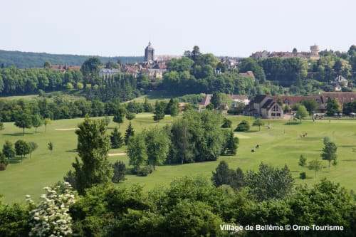Vue aérienne du Village de Bellême avec ses champs verdoyants et bâtiments historiques près du gîte Maisons Noisette