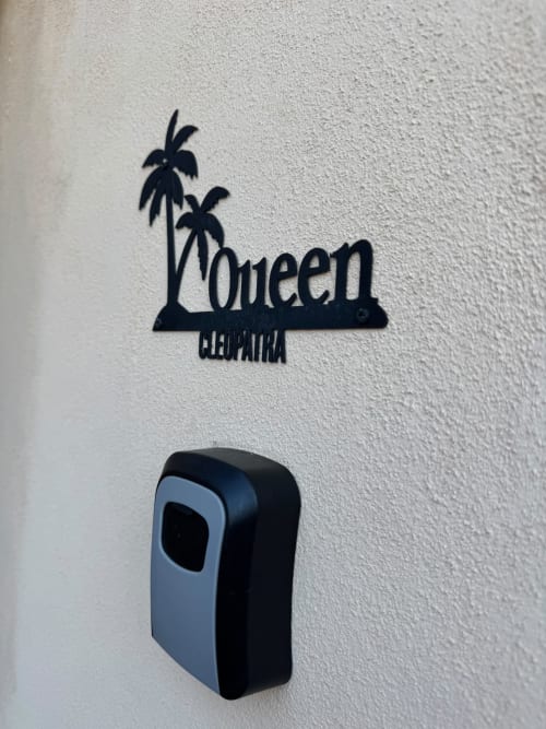 Cartello parete bagno hotel Queen nella camera Cleopatra, Campofilone con dispenser di igienizzante per mani