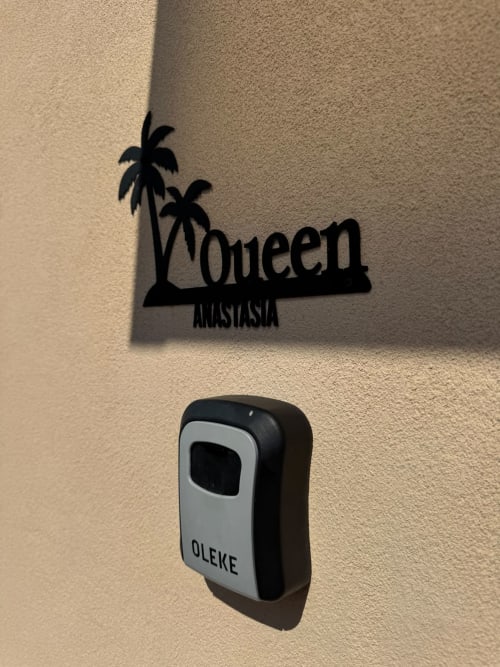Camera Regina Anastasia a Campofilone con decal murale di palma e portachiavi magnetico