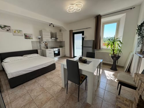 Appartamento Anastasia al Queen Hotel di Campofilone con letto, angolo cottura, tavolo da pranzo e arredi moderni