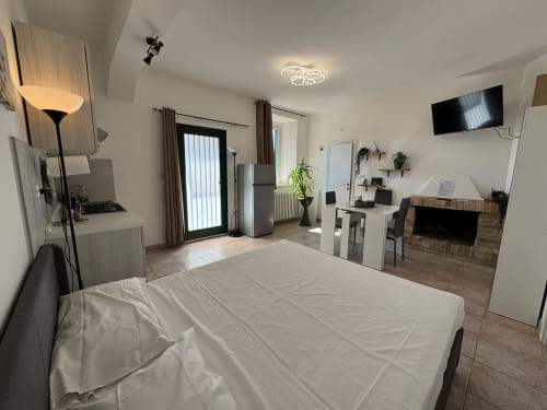 Monolocale moderno a Campofilone con letto, angolo cottura, zona pranzo, TV e bagno privato