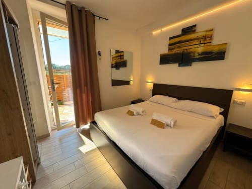 Sissi room at Queen Hotel in Campofilone with queen bed, modern amenities, and terrace view